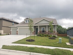 Building Photo - Beautiful 4/BR 2.5/BA Home Backing to Green Space in Pflugerville