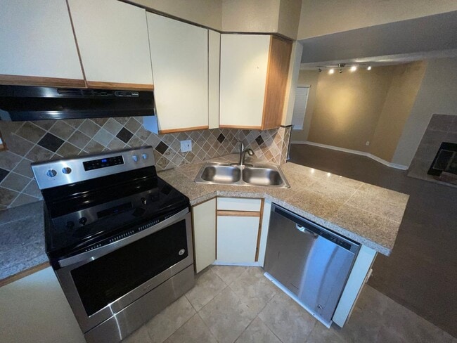 Building Photo - Updated 2 Bedroom, 2 Bath Condo (Available...