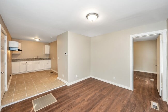 Building Photo - Cozy Childersburg Duplex! 2 Bed 1 Bath $75...