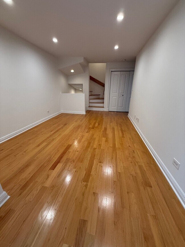 Building Photo - 5747 N Sheridan Rd