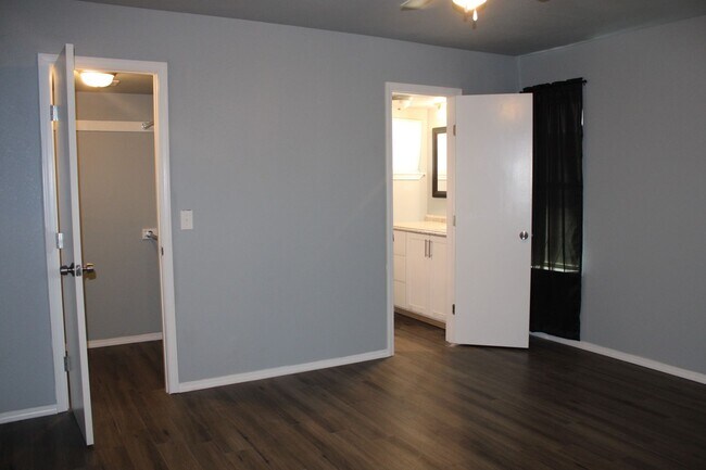 Building Photo - Newly Remodeled! Close to Tinker