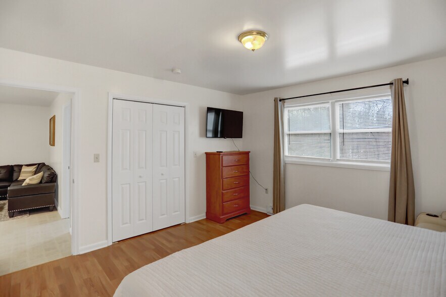 Building Photo - 1615 N River Rd