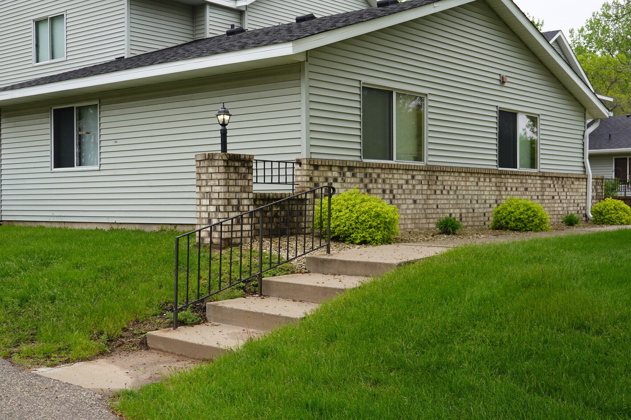 Building Photo - 1682 Helena Rd N