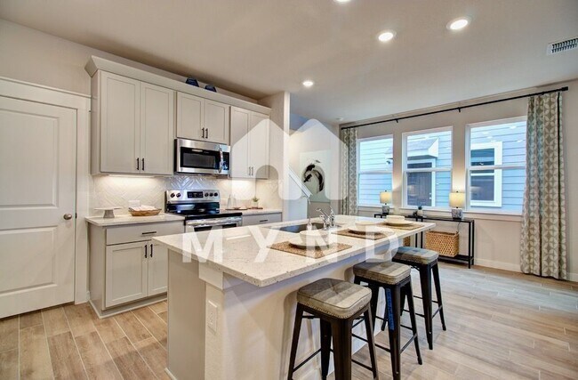 Building Photo - 888 Casina Cir