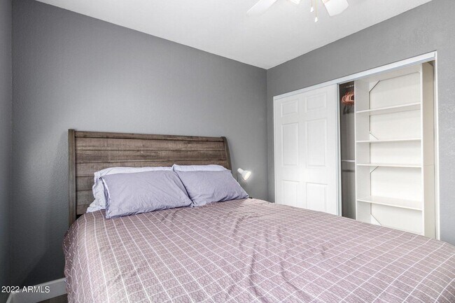 Building Photo - 1502 E Topeka Dr