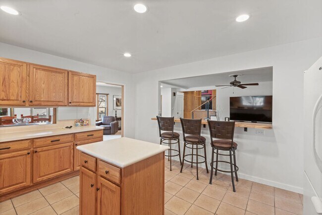 Building Photo - Style Meets Location 3 Bedroom 3 Bathroom Single Family Home - Must See