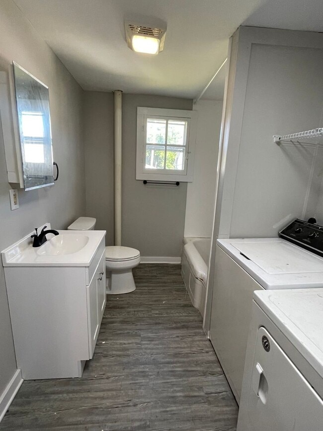 Building Photo - 1 Bedroom Home
