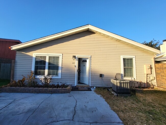 Building Photo - 212 Bent Arrow Dr