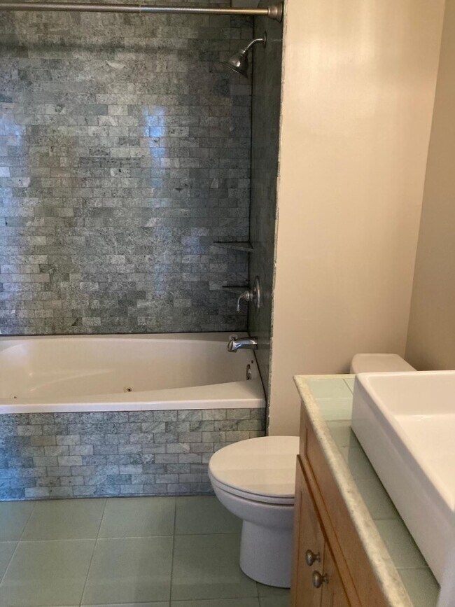 Building Photo - 1131 Stringers Ridge Rd