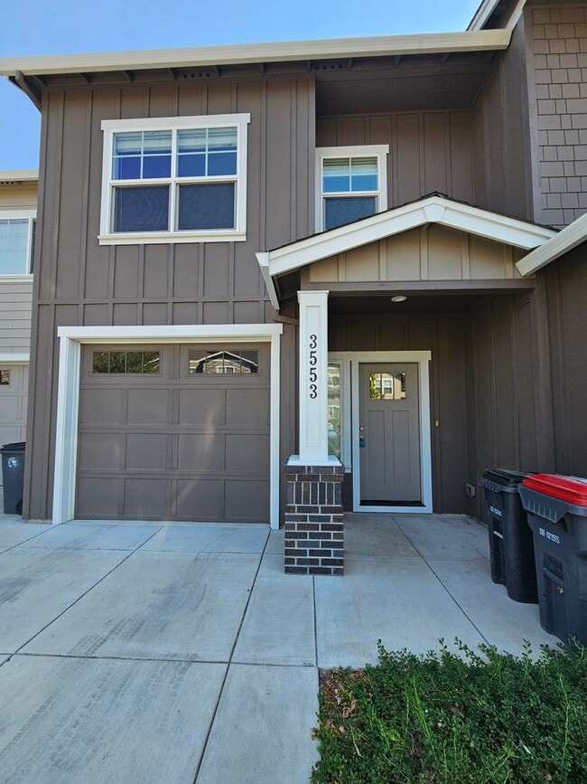 Primary Photo - Beautiful Townhome in East Medford