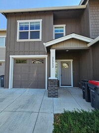Building Photo - Beautiful Townhome in East Medford