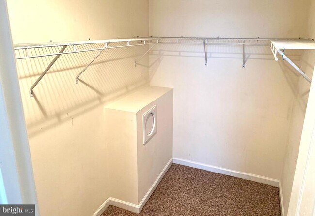 Building Photo - 2037 Powell Dr