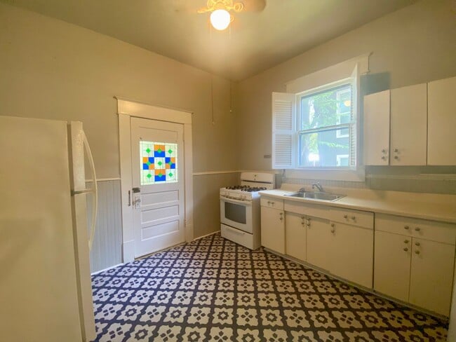 Building Photo - Charming 2/1 in Hyde Park- 4518 Depew!