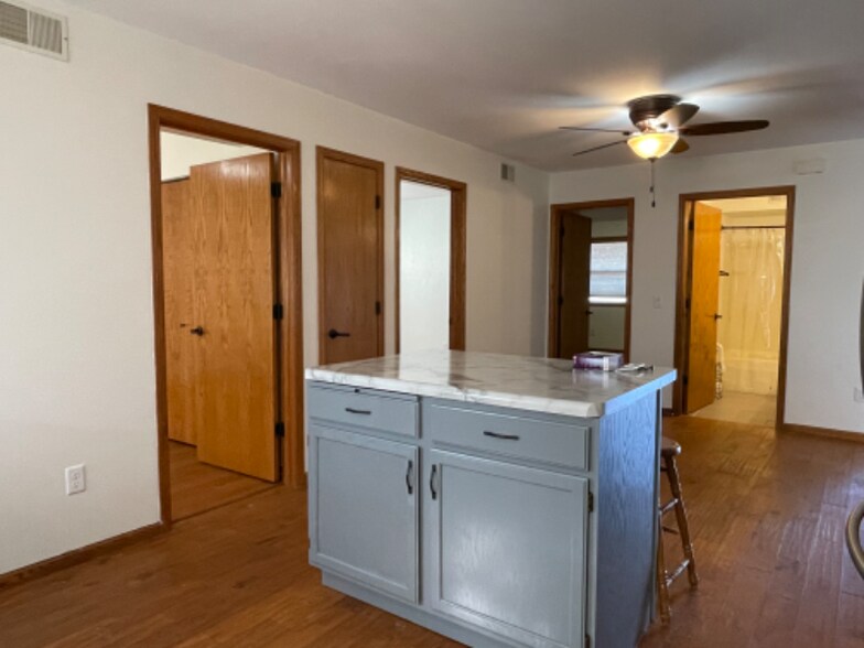 Building Photo - 1610 N Hume Ave