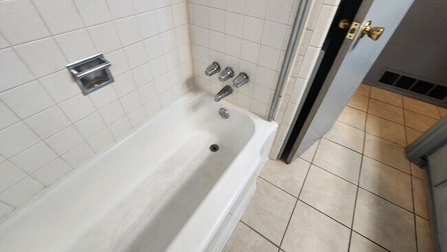 Building Photo - 1/2 OFF FIRST MONTHS RENT!  Great 3 Bed 1 ...