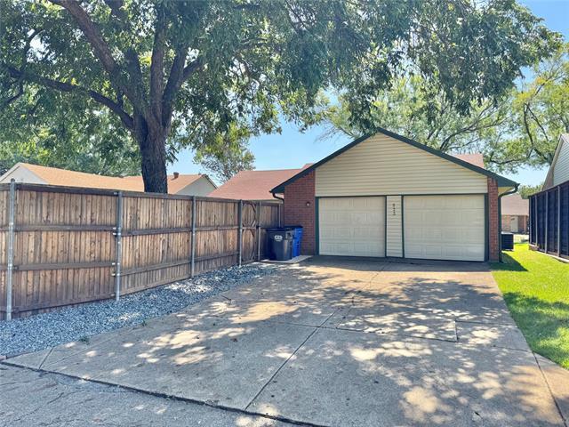 Building Photo - 523 Red Oak Dr