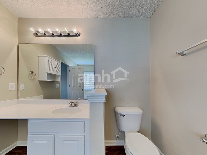 Building Photo - 105 Walton Pl
