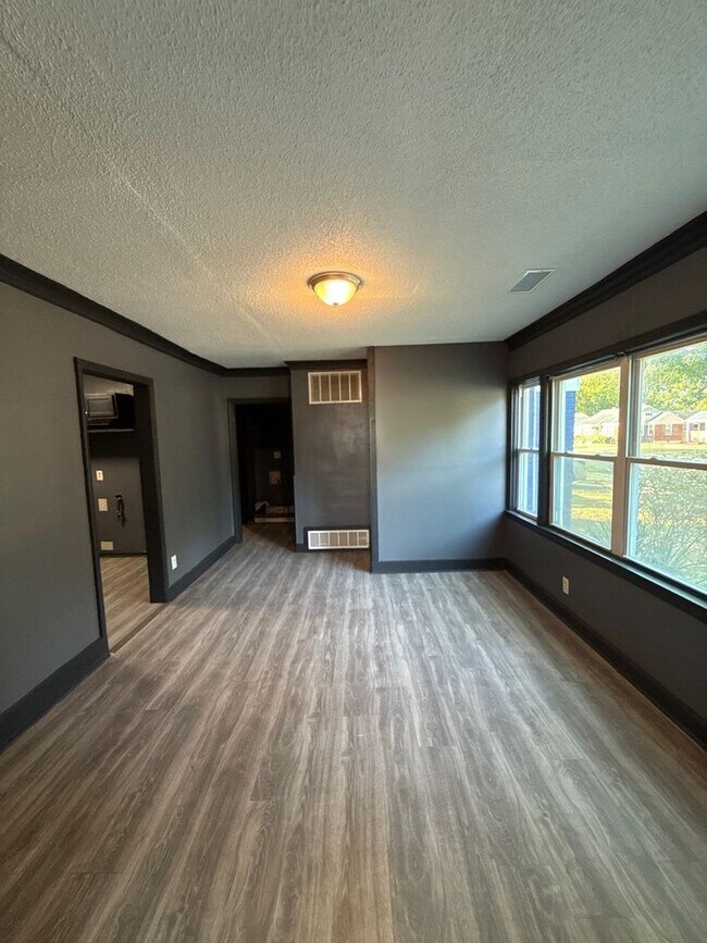 Building Photo - Fully Renovated 3BR Home in East Memphis – Section 8 Welcome