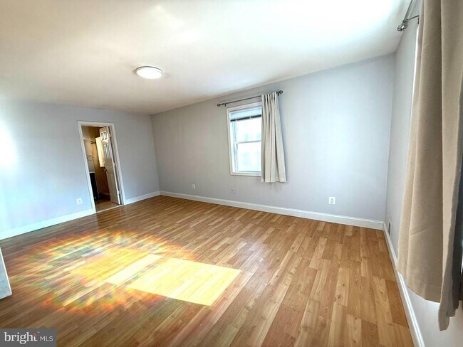 Building Photo - 701 N Vermont St