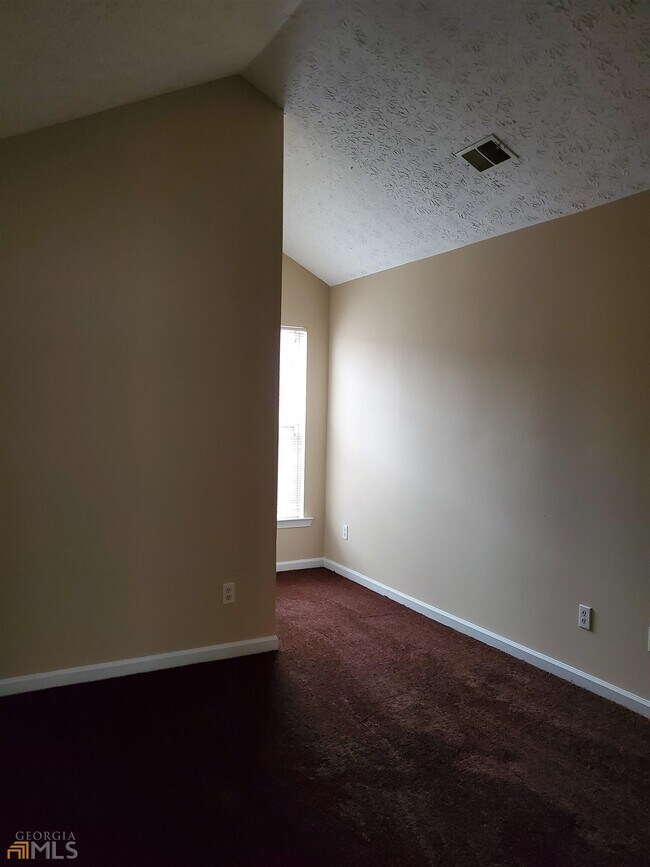 Building Photo - 9555 Lakeview Cir