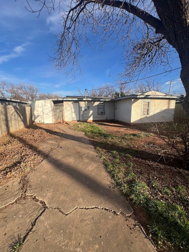 Building Photo - Southside Home