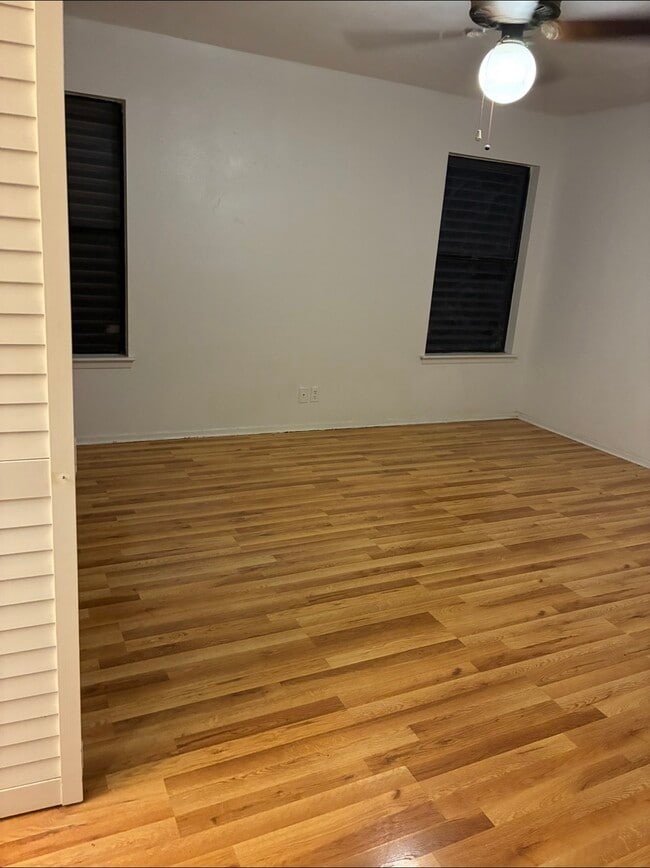 Building Photo - 6801 Roseland Dr