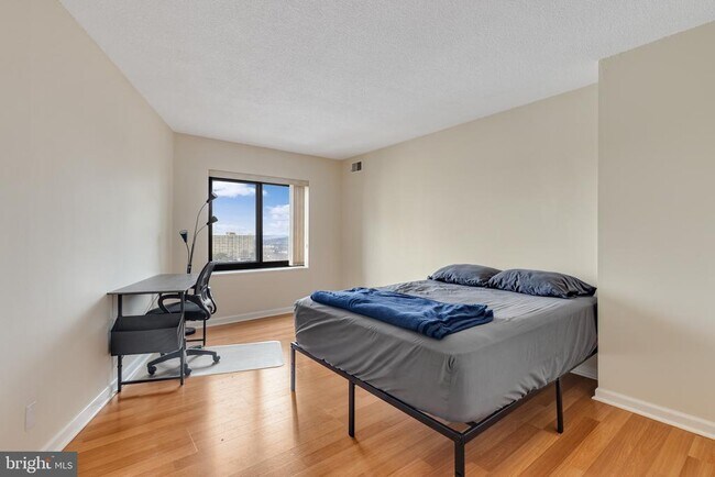 Building Photo - 307 Yoakum Pkwy