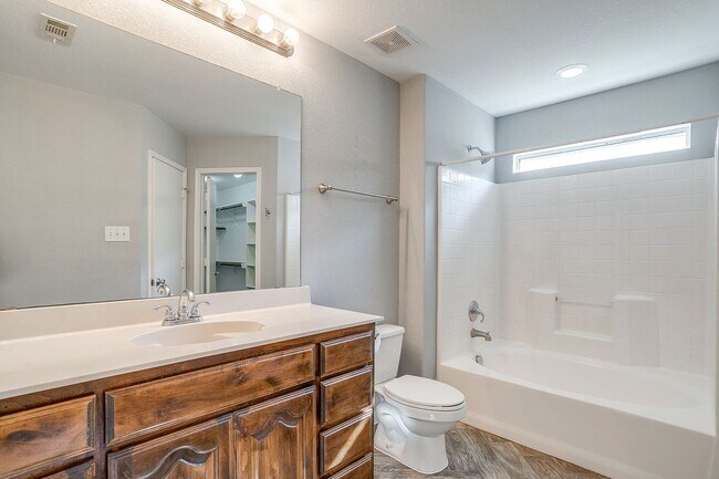 Building Photo - Amazing Rental Home- 3 Bed, 2 Bath Home in...