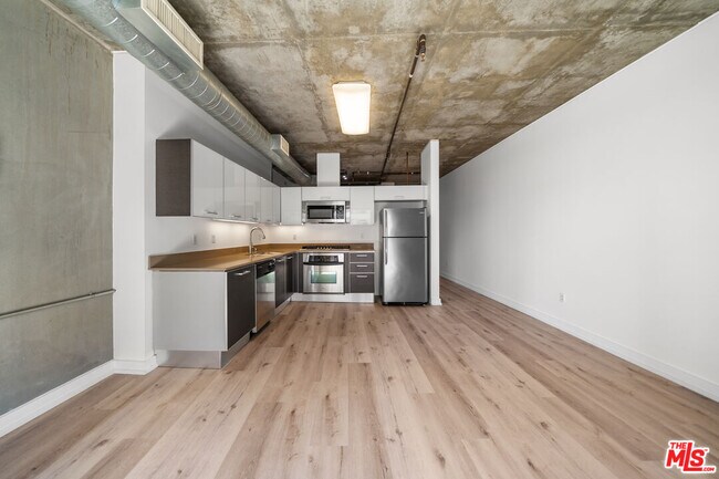 Building Photo - 645 W 9th St