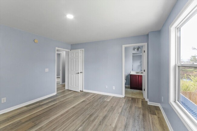 Building Photo - In Town Near The Bike Path