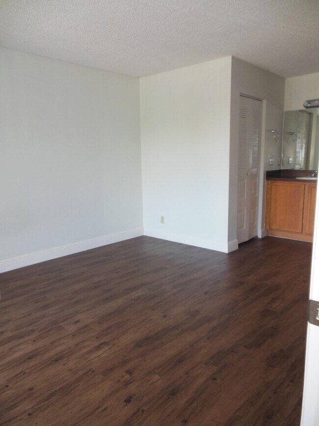 Building Photo - 714 Executive Center Dr