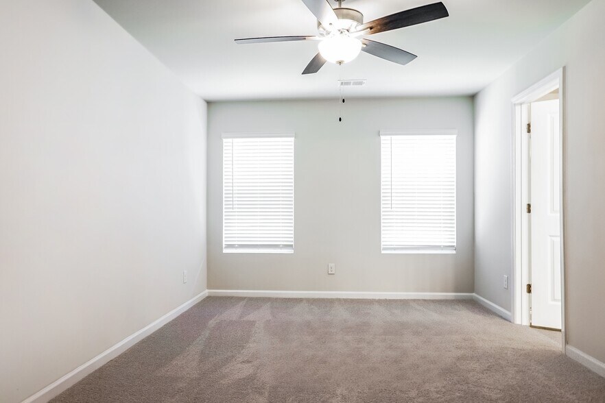 Building Photo - 2851 Saratoga Lake View