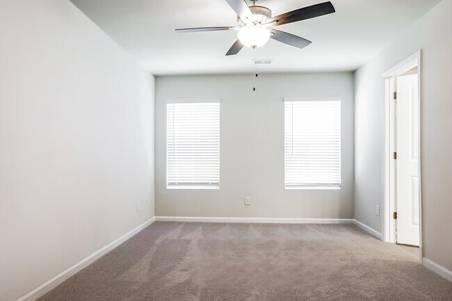 Building Photo - 2847 Saratoga Lake View