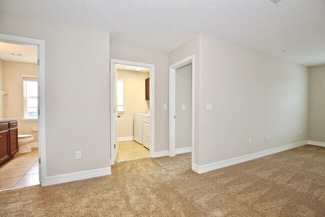Building Photo - Beautifully Appointment 3/2 Modern Townhom...