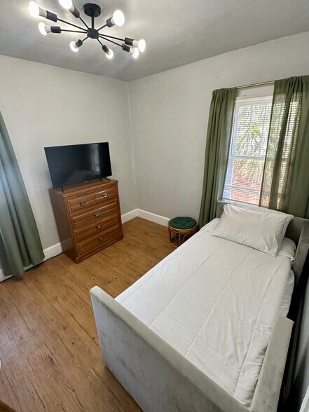 Second Room - 1618 Scranton St S