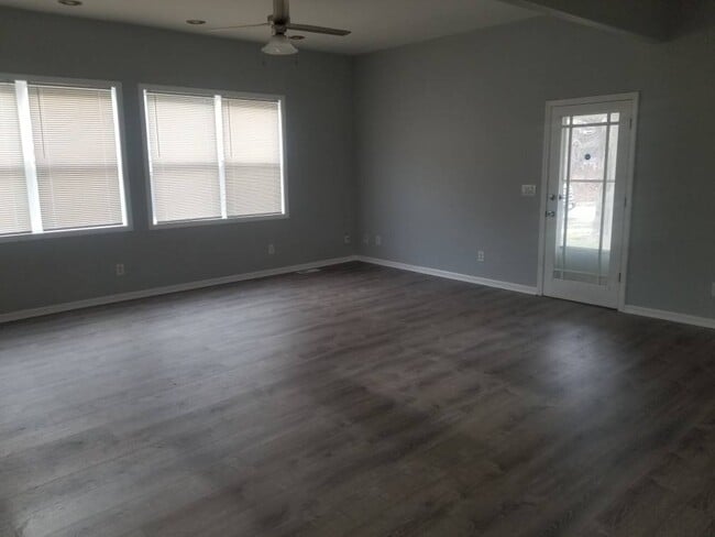 Building Photo - 356 Hennepin St