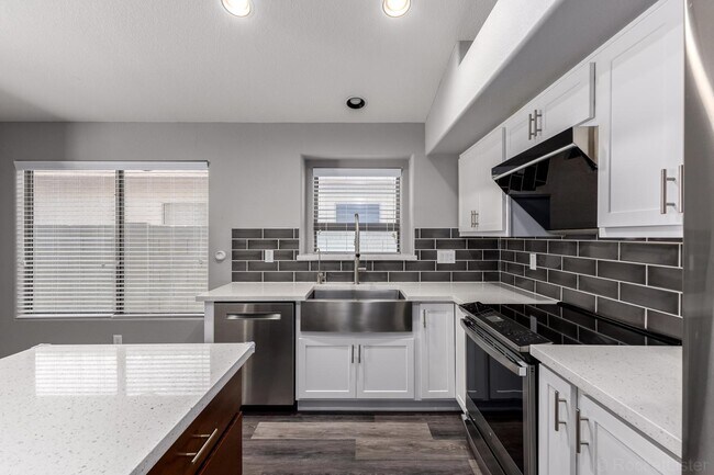 Building Photo - 2313 W Straight Arrow Ln