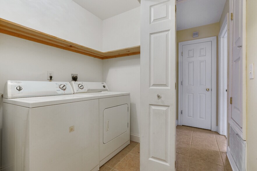 Building Photo - 6401 Center St