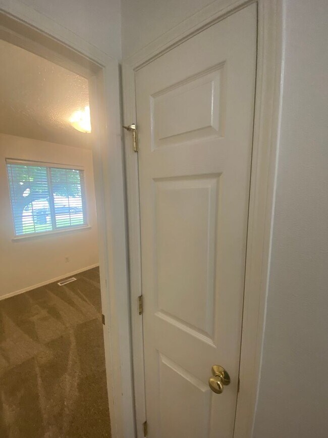 Building Photo - 3 Bed, 2 Bath,  Single Story, CUL-D-SAC Ho...
