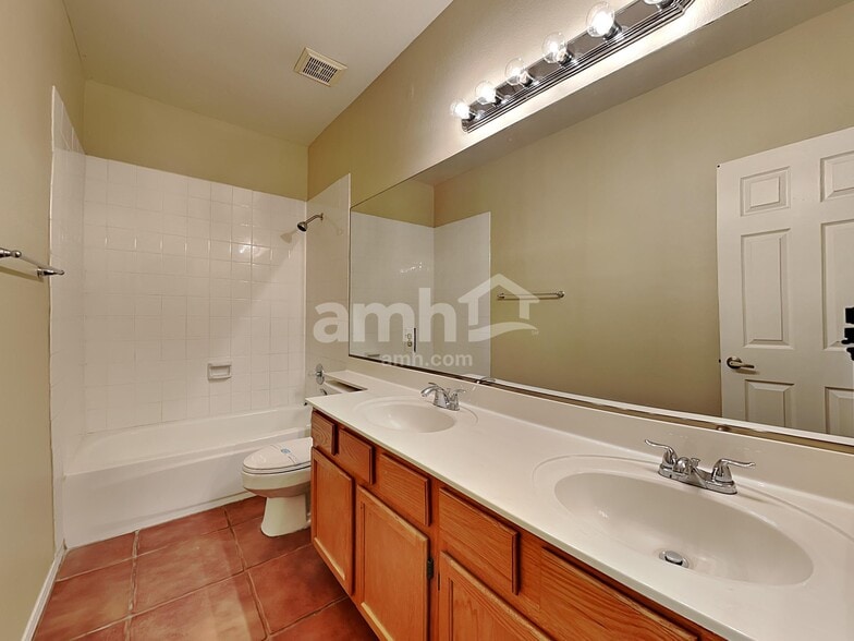 Building Photo - 1214 E Artesian Way