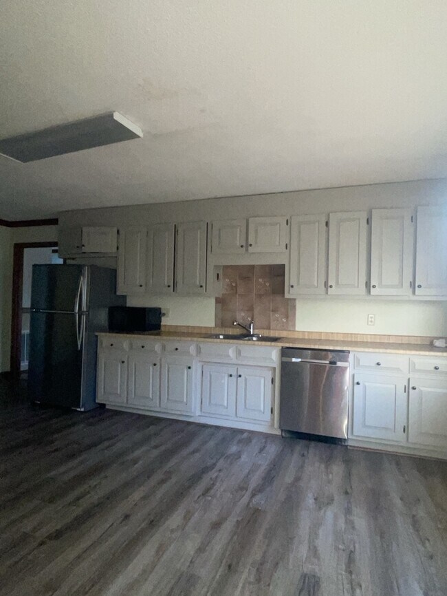 Building Photo - 3 Bedroom 2 Bathroom