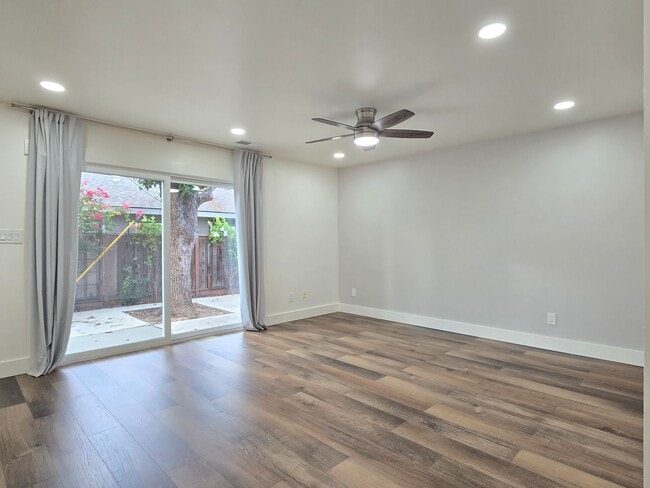Building Photo - Blossomhillduplex