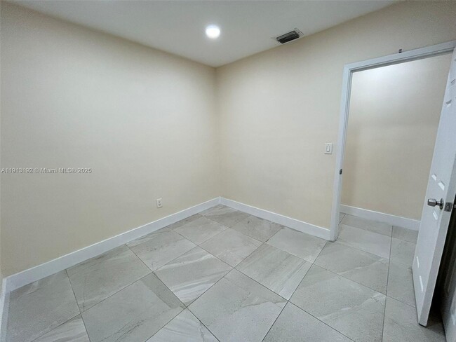 Building Photo - 610 E 8th Ave