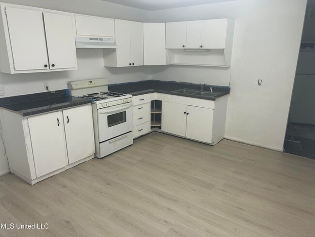 Building Photo - 2534 Cypress Ave