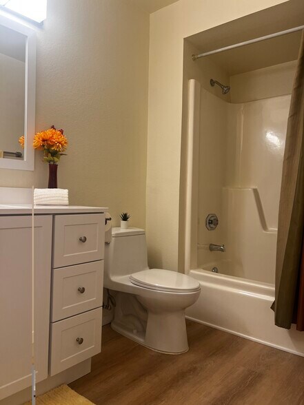 Guest bath w/ full tub - 1032 Leisure World