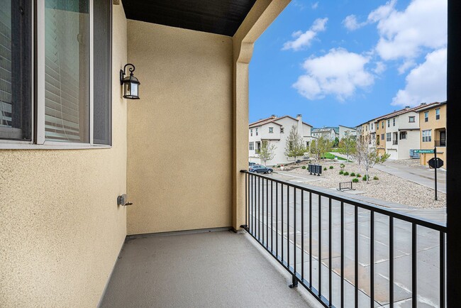 Building Photo - Stunning Solterra Townhome with Spacious B...