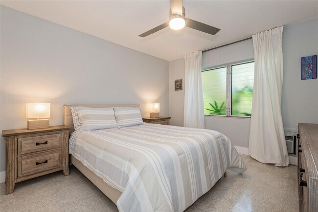 Building Photo - 561 Bayshore Dr