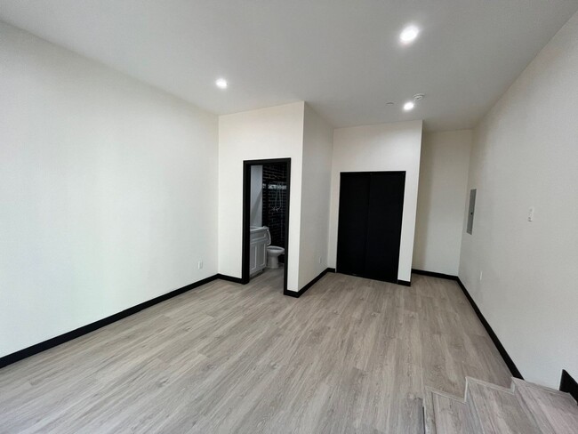 Building Photo - Beatiful and spacious Rental in Montebello...