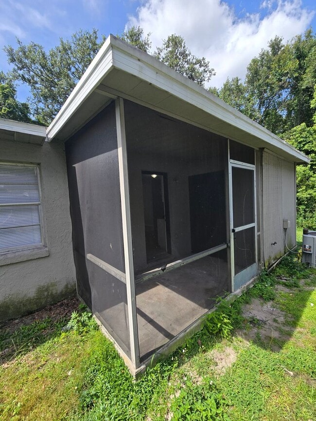 Building Photo - 2 BED / 1 BATH DUPLEX