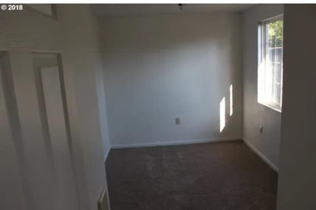 Building Photo - 822 NE Ford St